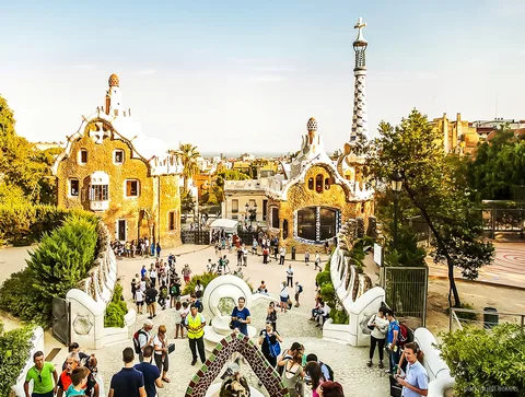 Escalinata del Drac amb mosaics inclosa a l'entrada al Park Güell a Barcelona
