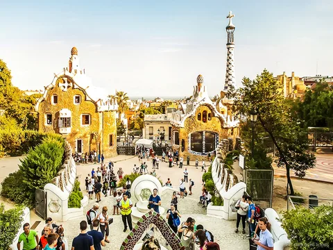 Mosaik-Drachentreppe, die mit den Park Güell Tickets in Barcelona enthalten ist