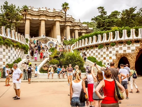 Geschwungene Mosaikbank an der Plaça de la Natura, enthalten bei den Park Güell Tickets